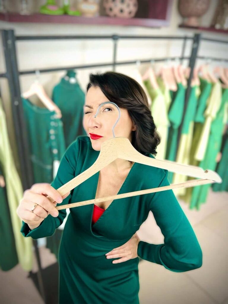 Az Enstylement önismereti stílusgyakorlat: ruhapróba, testérzetek figyelésével, a szokásos testalkatelemzés helyett